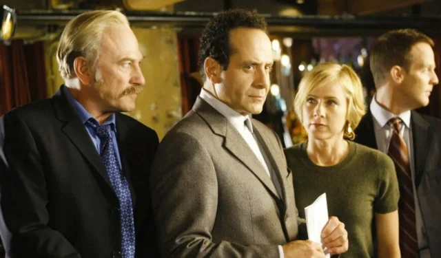 Come un dettaglio sottile ha migliorato la performance del detective Tony Shalhoub in Monk