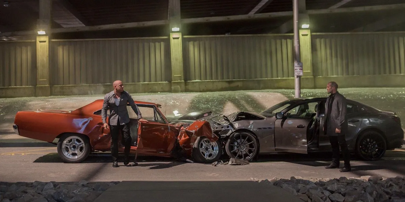 Dom Toretto (Vin Diesel) et Deckard Shaw (Jason Statham) face à face dans la rue dans Furious 7.