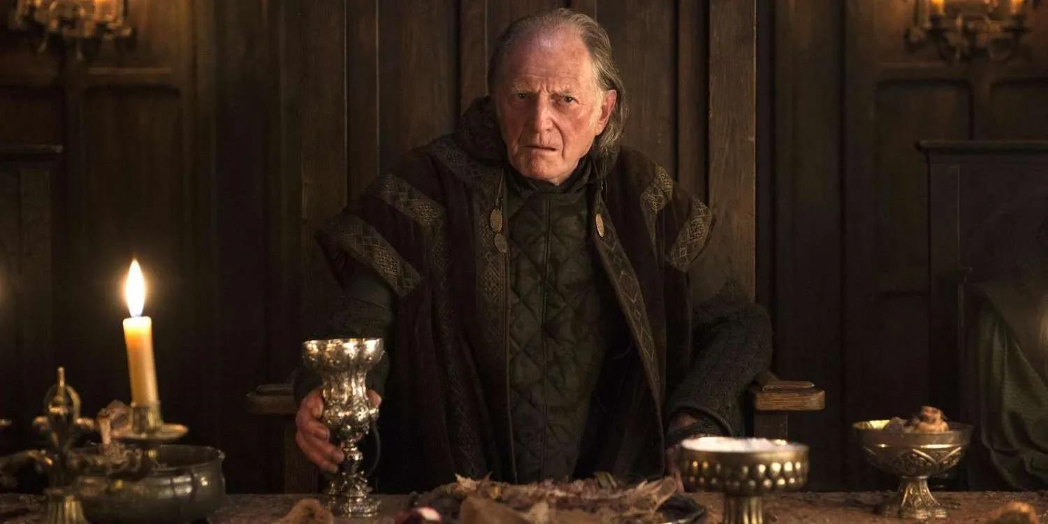 Walder Frey de pie ante una mesa antes de un banquete en Juego de Tronos