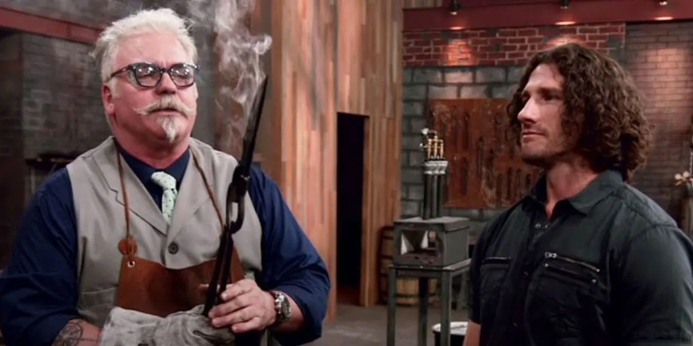 Wil Willis osserva la tecnica di un concorrente in Forged in Fire.