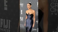 Demi Moore’s Striking Red Carpet Appearance at the Critics’ Choice Awards: An Iconic Moment