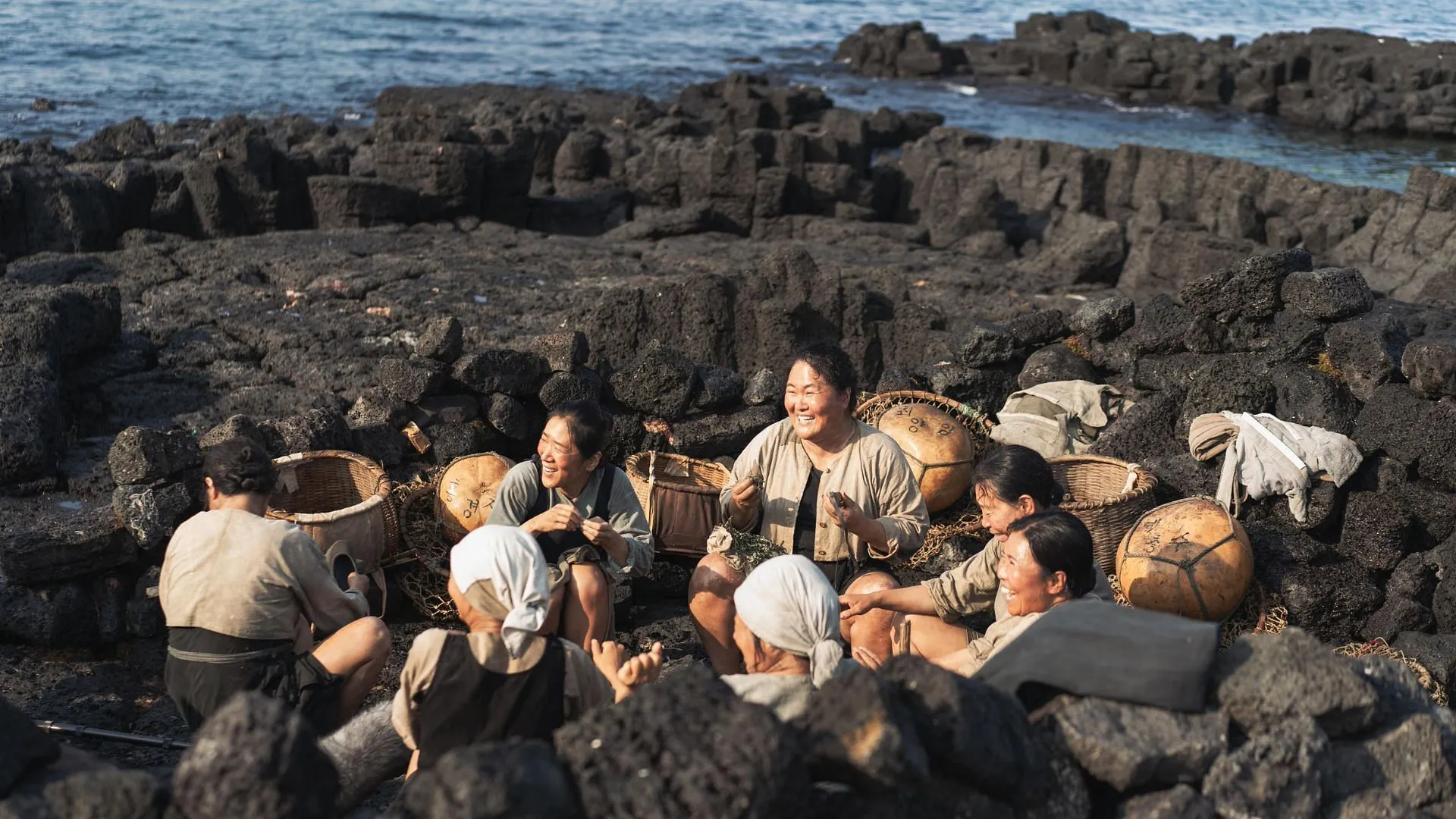 When Life Gives You Tangerines film set and behind-the-scenes. (Image via X/@NetflixKR) When Life Gives You Tangerines film set and behind-the-scenes. (Image via X/@NetflixKR)