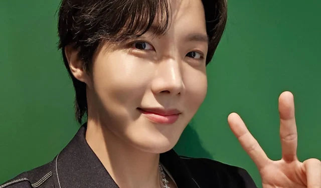 “This Man Spoils Us”—방탄소년단 제이홉, Weverse 라이브 스트리밍 중 2025년 발매 예정인 두 개의 신곡 티저 공개, 팬들 반응