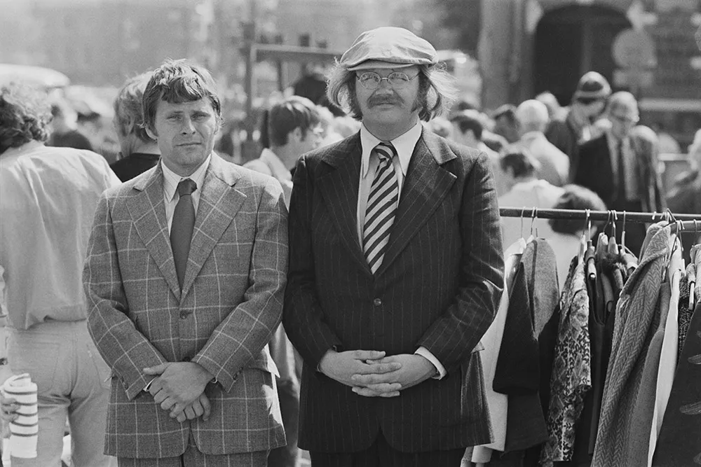 Bruce Glover and Putter Smith on the Diamonds are Forever set Bruce Glover and Putter Smith on the Diamonds are Forever set