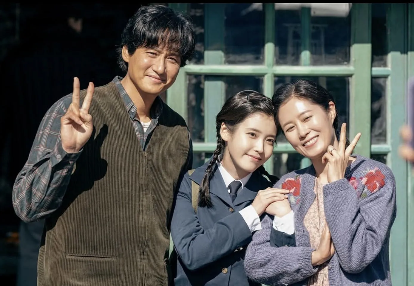 When Life Gives You Tangerines cast posing behind the scenes When Life Gives You Tangerines cast posing behind the scenes