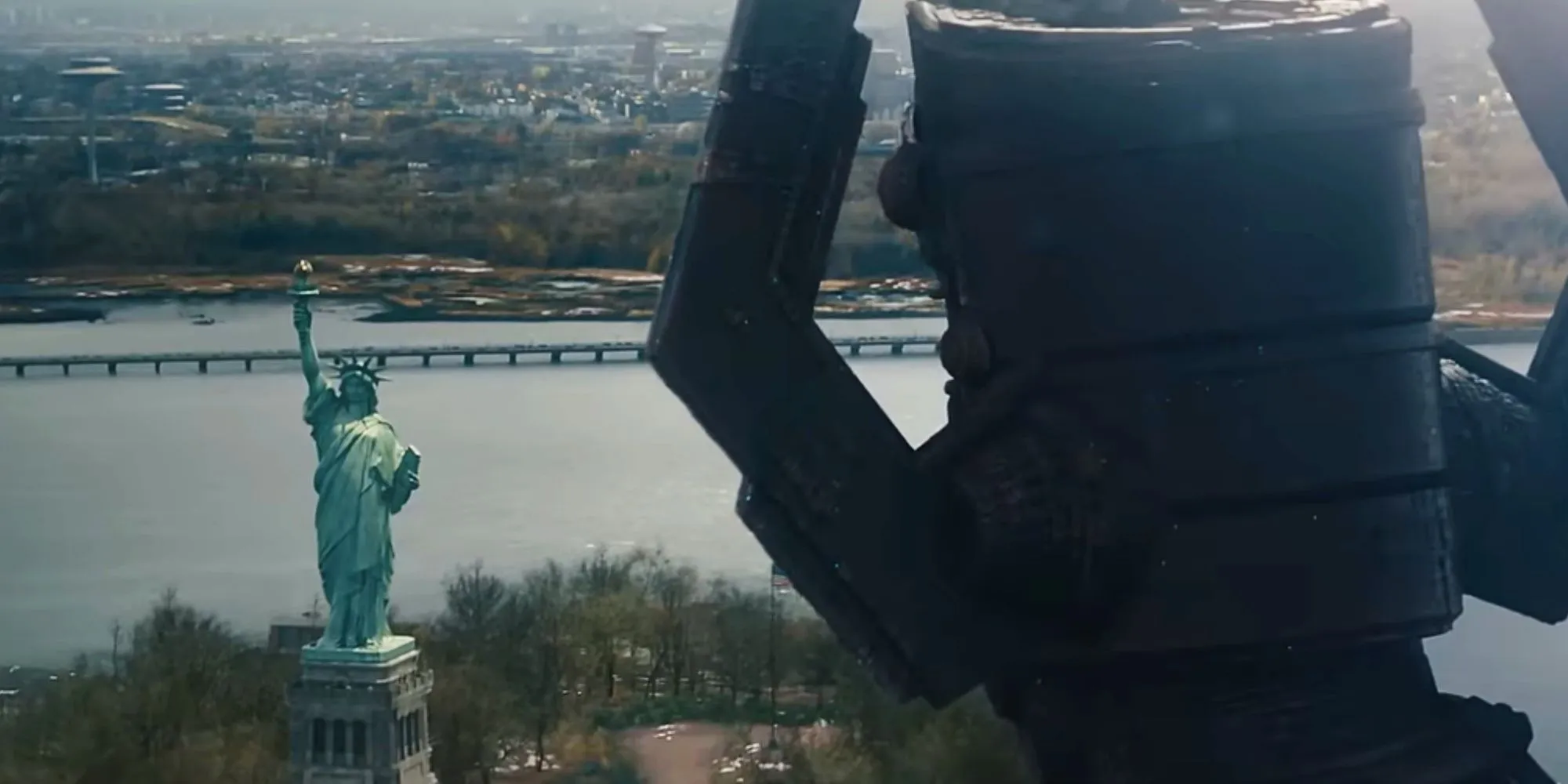 Galactus looking at the Statue of Liberty in the Fantastic Four: First Steps trailer Galactus looking at the Statue of Liberty in the Fantastic Four: First Steps trailer