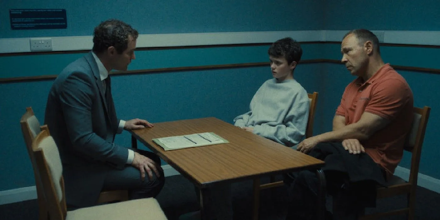 Jamie and Ed talking to a detective