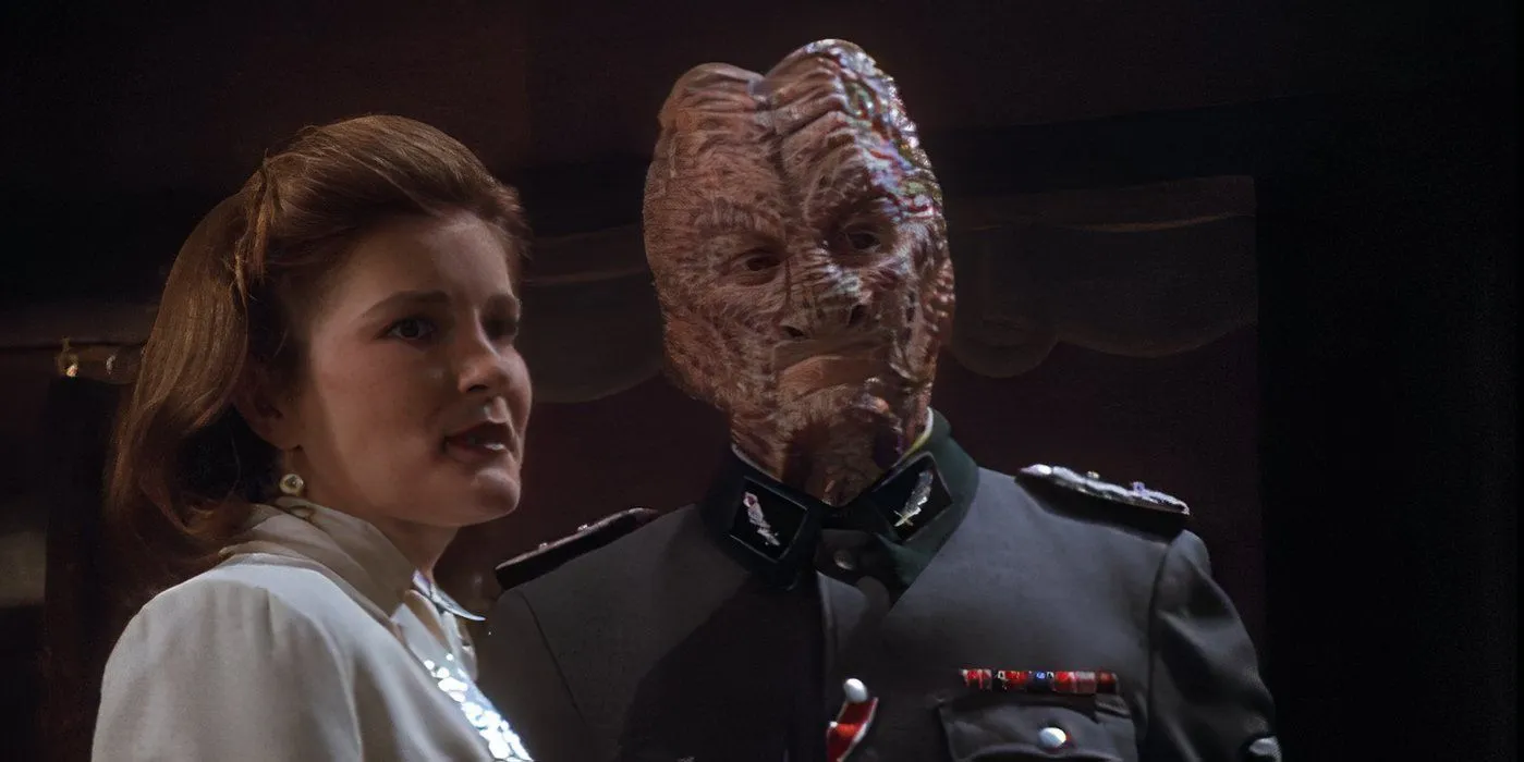 Janeway confronting Hirogen Janeway confronting Hirogen
