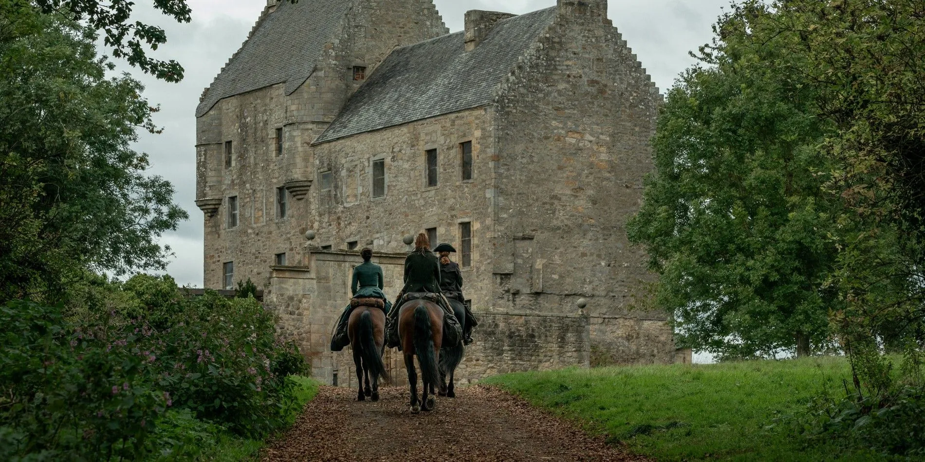 Jamie, Claire, and Young Ian riding in Season 7 Jamie, Claire, and Young Ian riding in Season 7