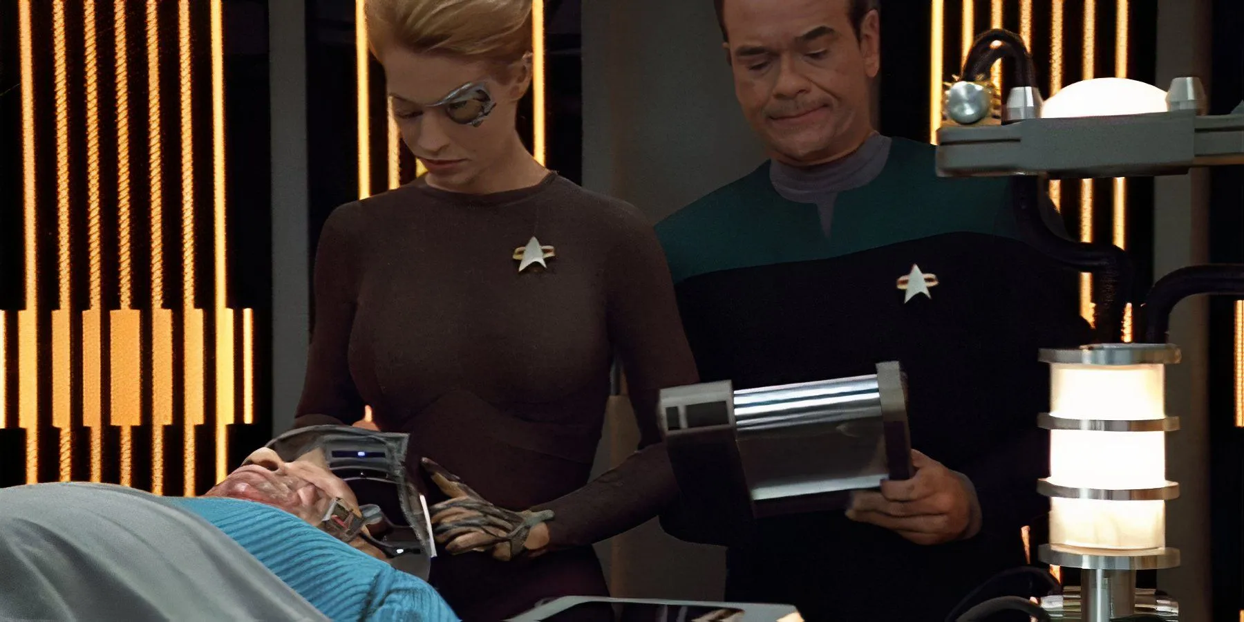 Seven of Nine injecting Neelix Seven of Nine injecting Neelix