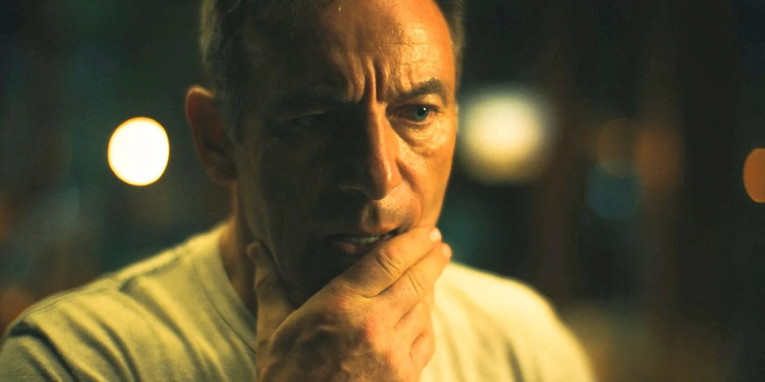 Jason Issacs as Timothy Ratliff looking worried in The White Lotus Season 3 episode 7