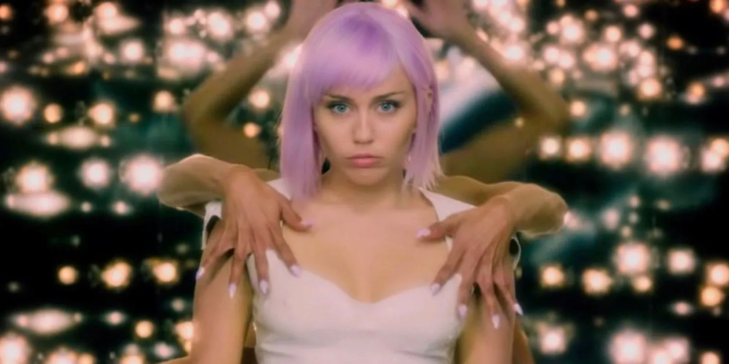 Miley Cyrus as Ashley O performing a song in Black Mirror Miley Cyrus as Ashley O performing a song in Black Mirror