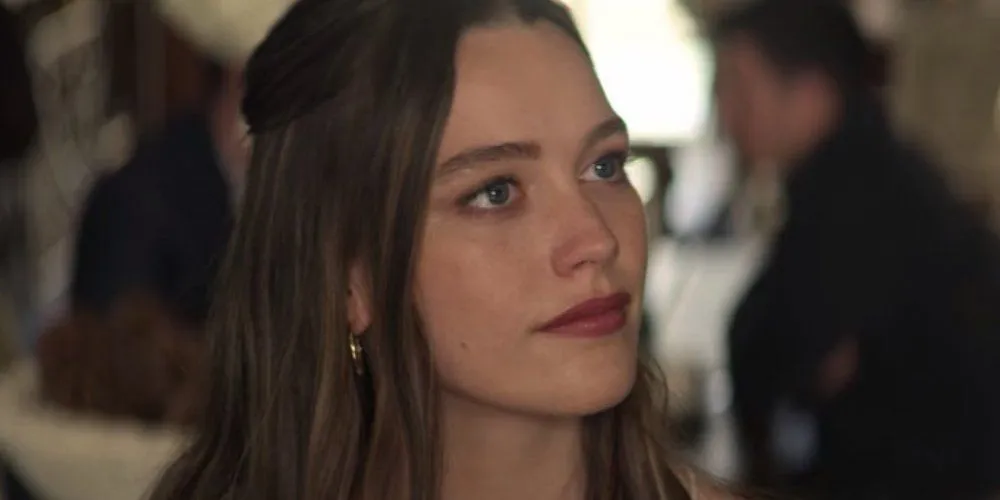 Victoria Pedretti as Love Quinn Victoria Pedretti as Love Quinn