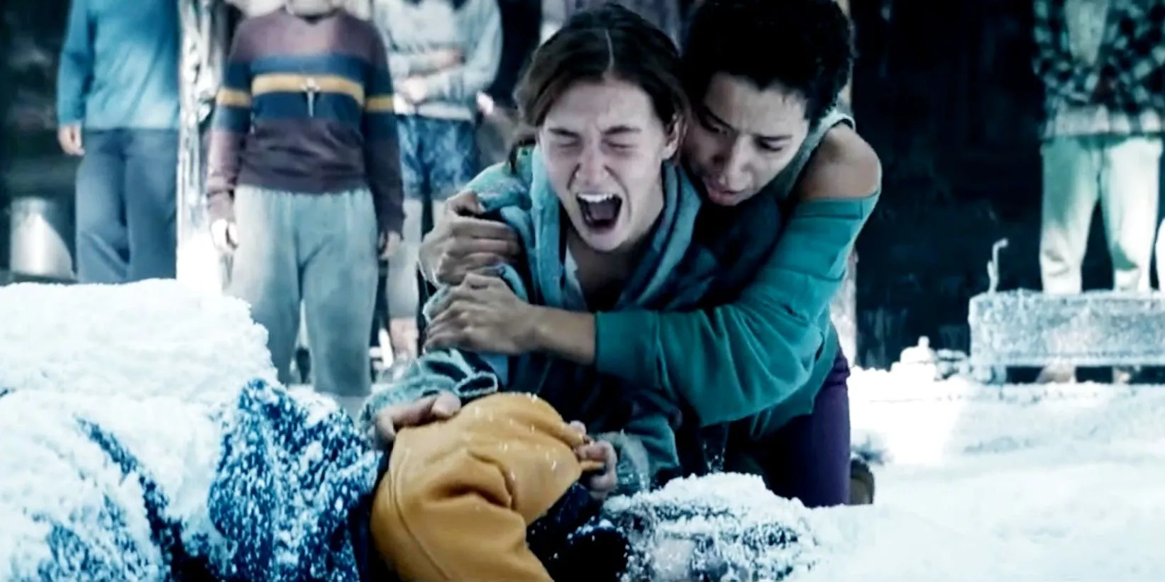Shauna crying over Jackie's body while Taissa holds her in Yellowjackets Shauna crying over Jackie's body while Taissa holds her in Yellowjackets