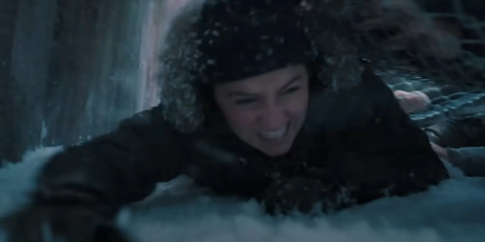 Abby crawls under a fence in The Last of Us