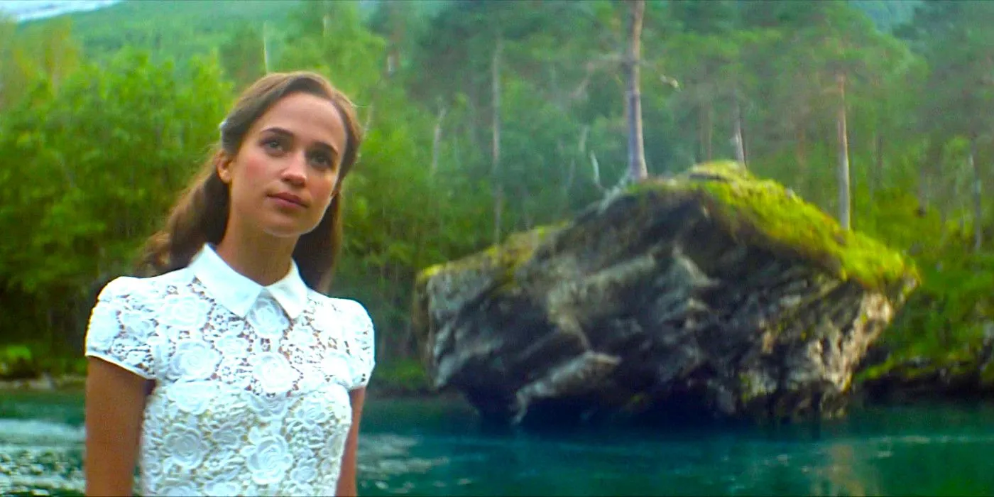 Alicia Vikander smiling in Ex Machina Alicia Vikander smiling in Ex Machina