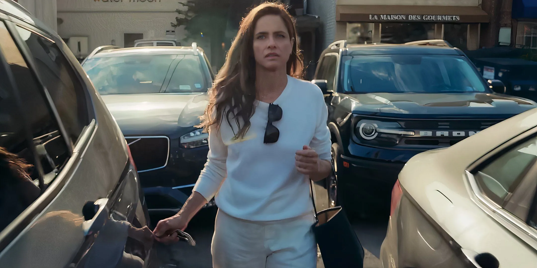 Amanda Peet as Mel keying a car