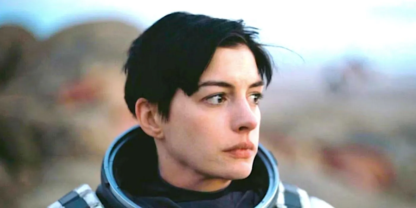 Anne Hathaway's Brand sits and stares in Interstellar Anne Hathaway's Brand sits and stares in Interstellar