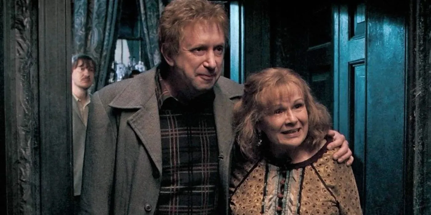Arthur (Mark Williams) and Molly Weasley (Julie Walters) hugging each other in Harry Potter. Arthur (Mark Williams) and Molly Weasley (Julie Walters) hugging each other in Harry Potter.