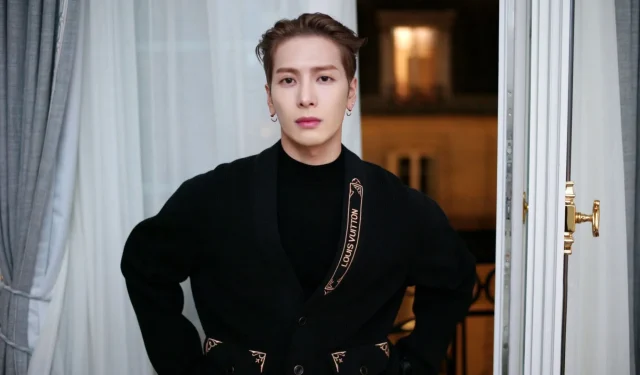 “복수는 그에게 딱 맞는다”: 팬들이 팟캐스트 진행자 잭 데보의 공격적인 발언에 대한 잭슨 왕의 반격에 반응하다