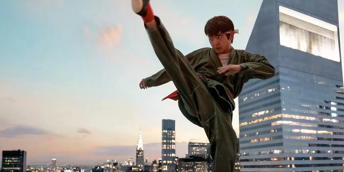 Karate Kid: Legends (2025)에서 하이킥을 선보이는 리퐁 역의 벤 왕 Karate Kid: Legends (2025)에서 하이킥을 선보이는 리퐁 역의 벤 왕
