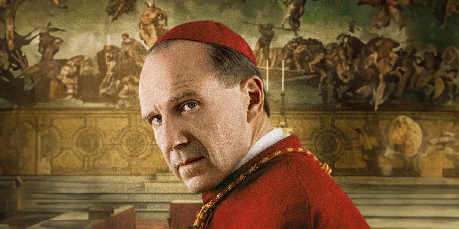 Ralph Fiennes si guarda alle spalle nel Conclave Ralph Fiennes si guarda alle spalle nel Conclave