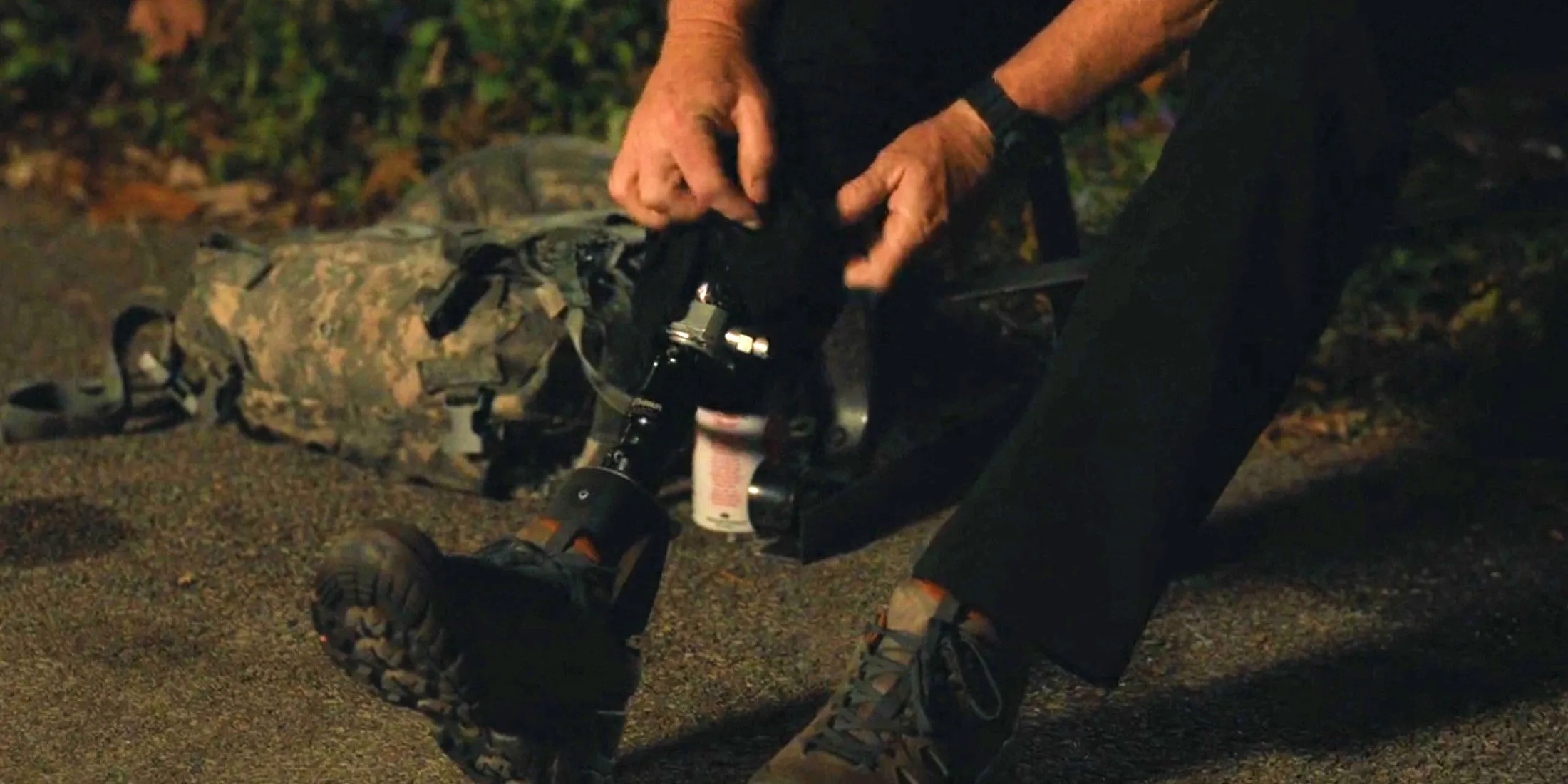 Dr Abbot takes off his prosthetic leg in The Pitt season 1 finale Dr Abbot takes off his prosthetic leg in The Pitt season 1 finale