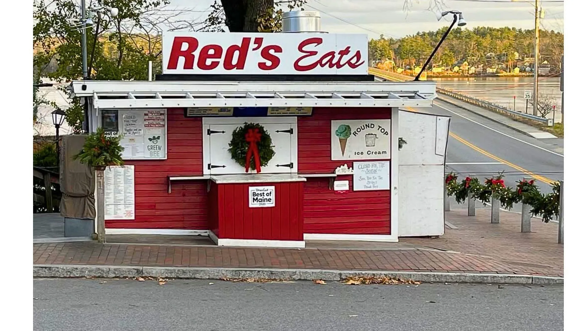 A small restaurant famous for its seafood dishes (Image via Red's Eats/Instagram)