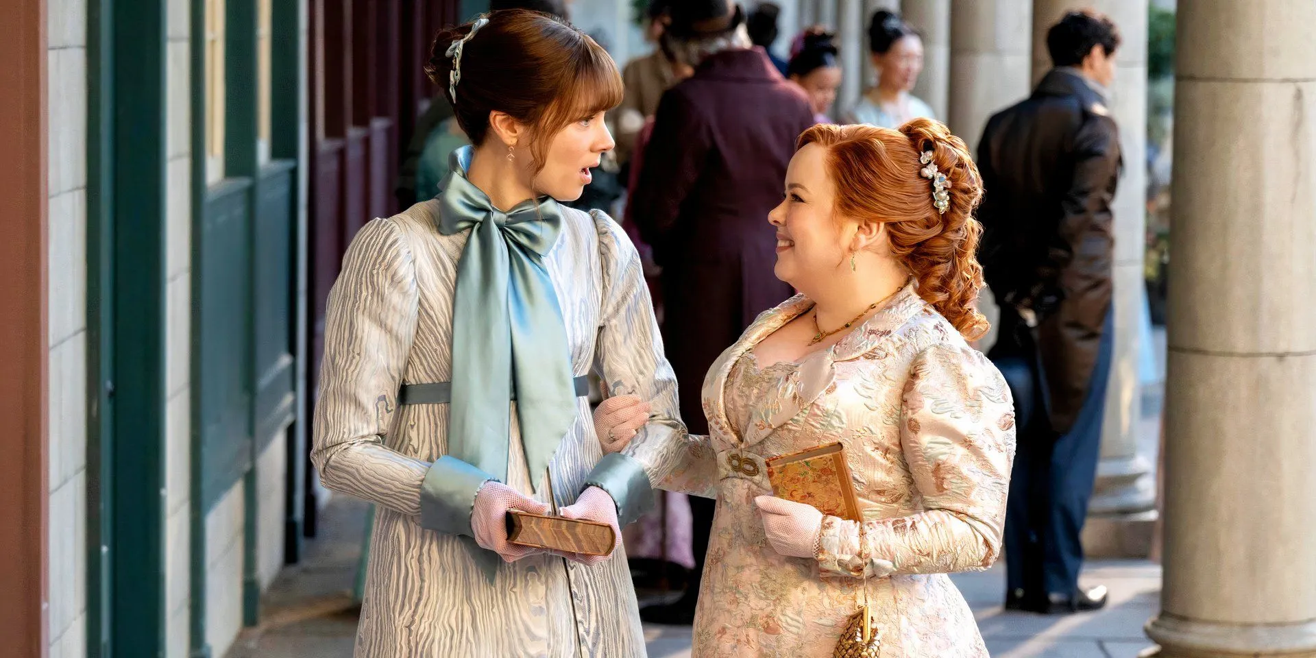 Eloise holding hands with Penelope in Bridgerton season 4