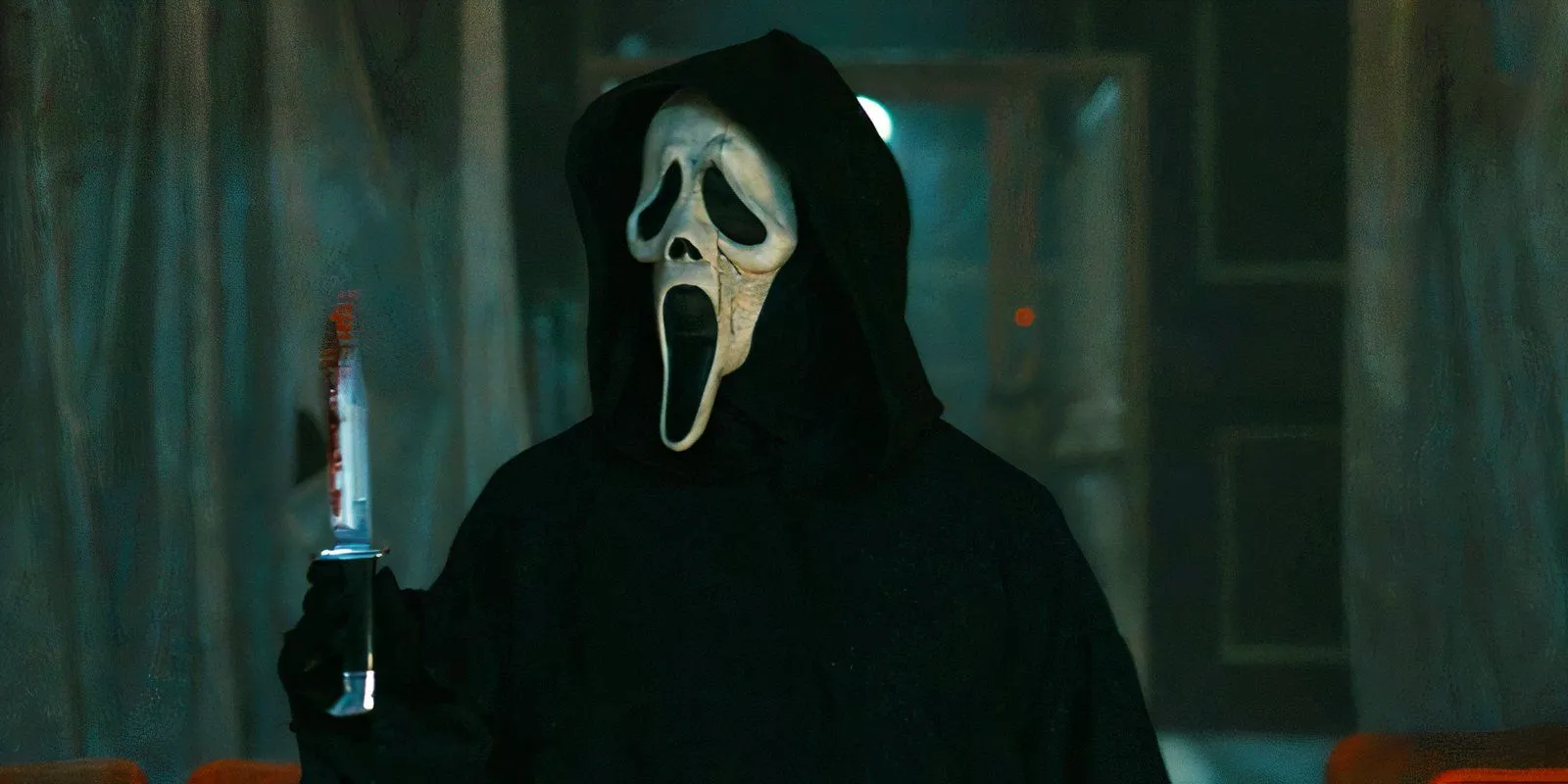 Ghostface holding a knife in Scream 6 Ghostface holding a knife in Scream 6