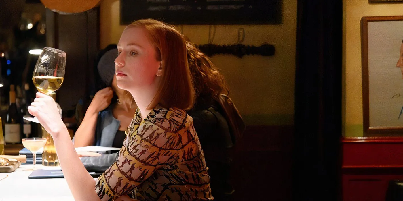 Hannah Einbinder as Ava Daniels having a drink at a bar in Hacks Hannah Einbinder as Ava Daniels having a drink at a bar in Hacks