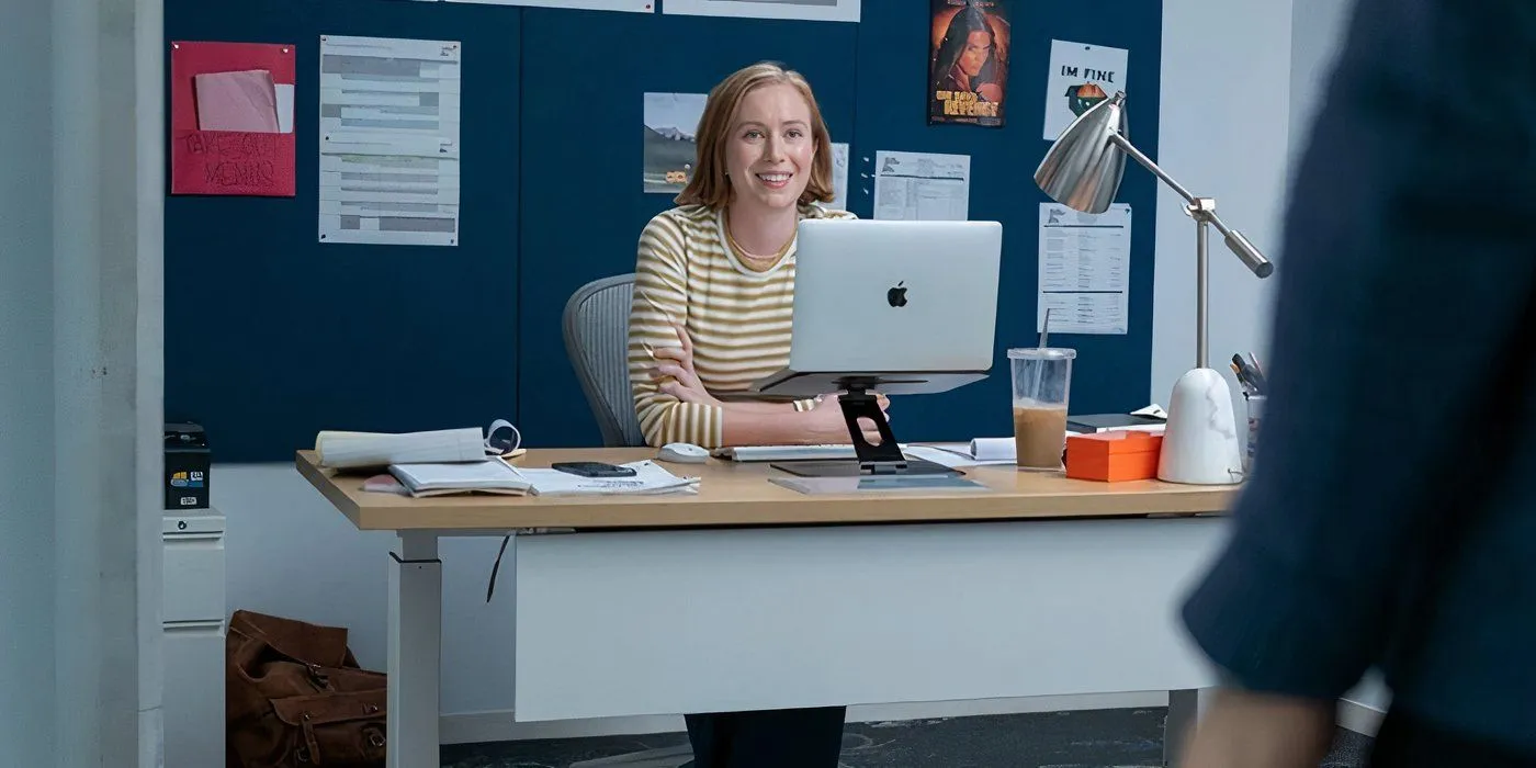 Hannah Einbinder as Ava sitting at her desk in Hacks Hannah Einbinder as Ava sitting at her desk in Hacks