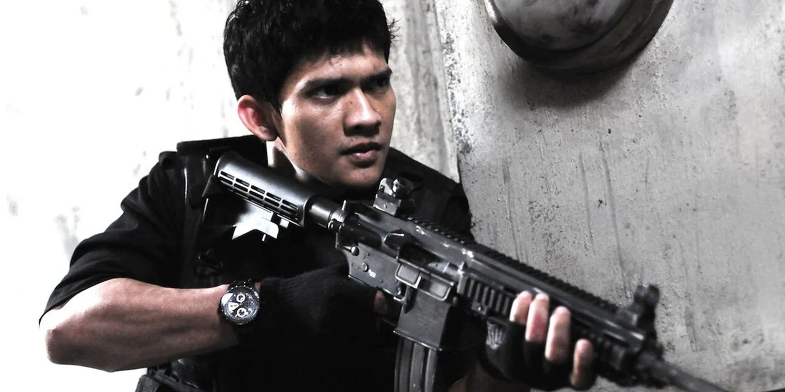 Iko Uwais with a machine gun in The Raid Iko Uwais with a machine gun in The Raid