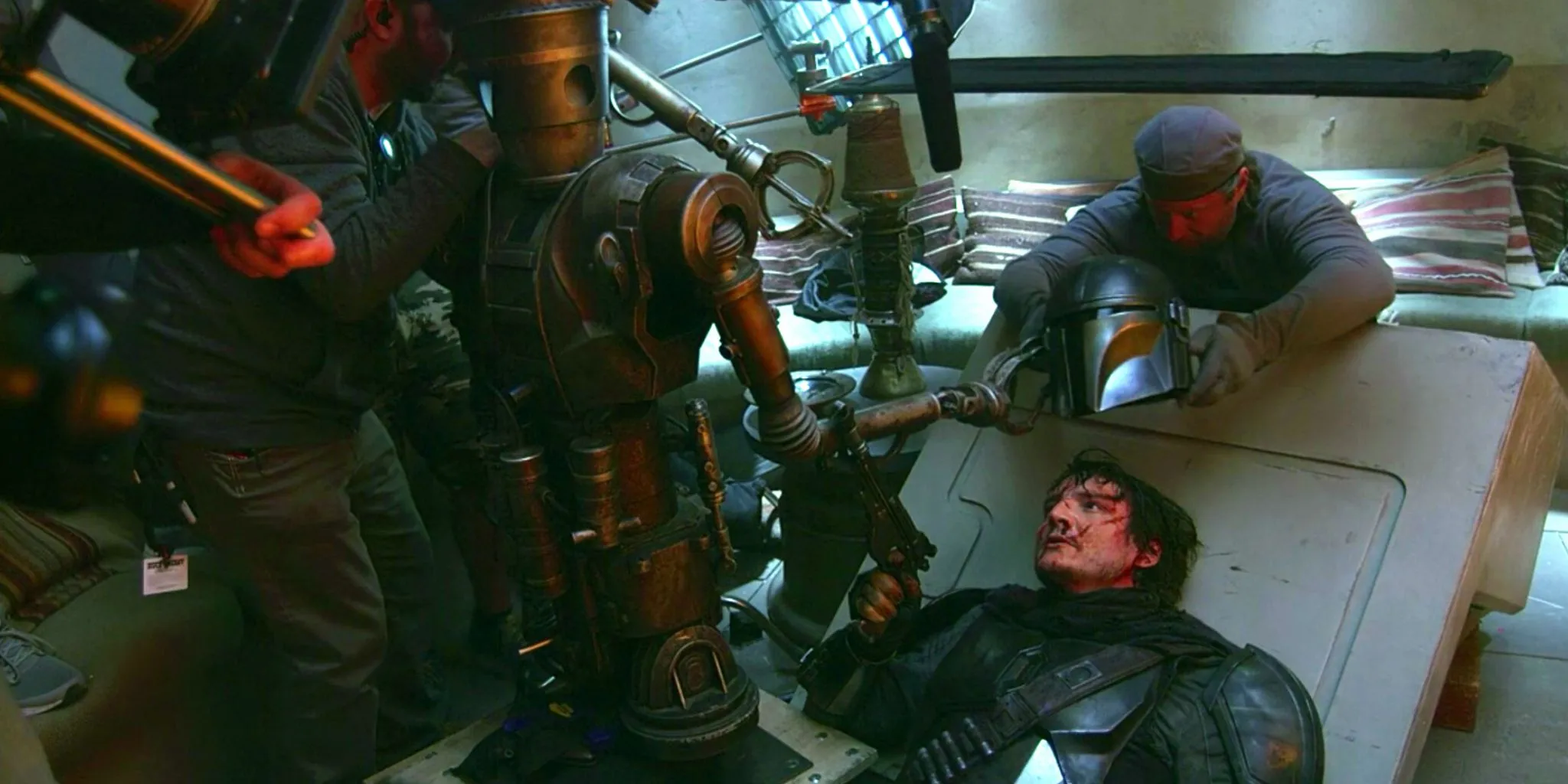 Pedro Pascal injured on set Pedro Pascal injured on set