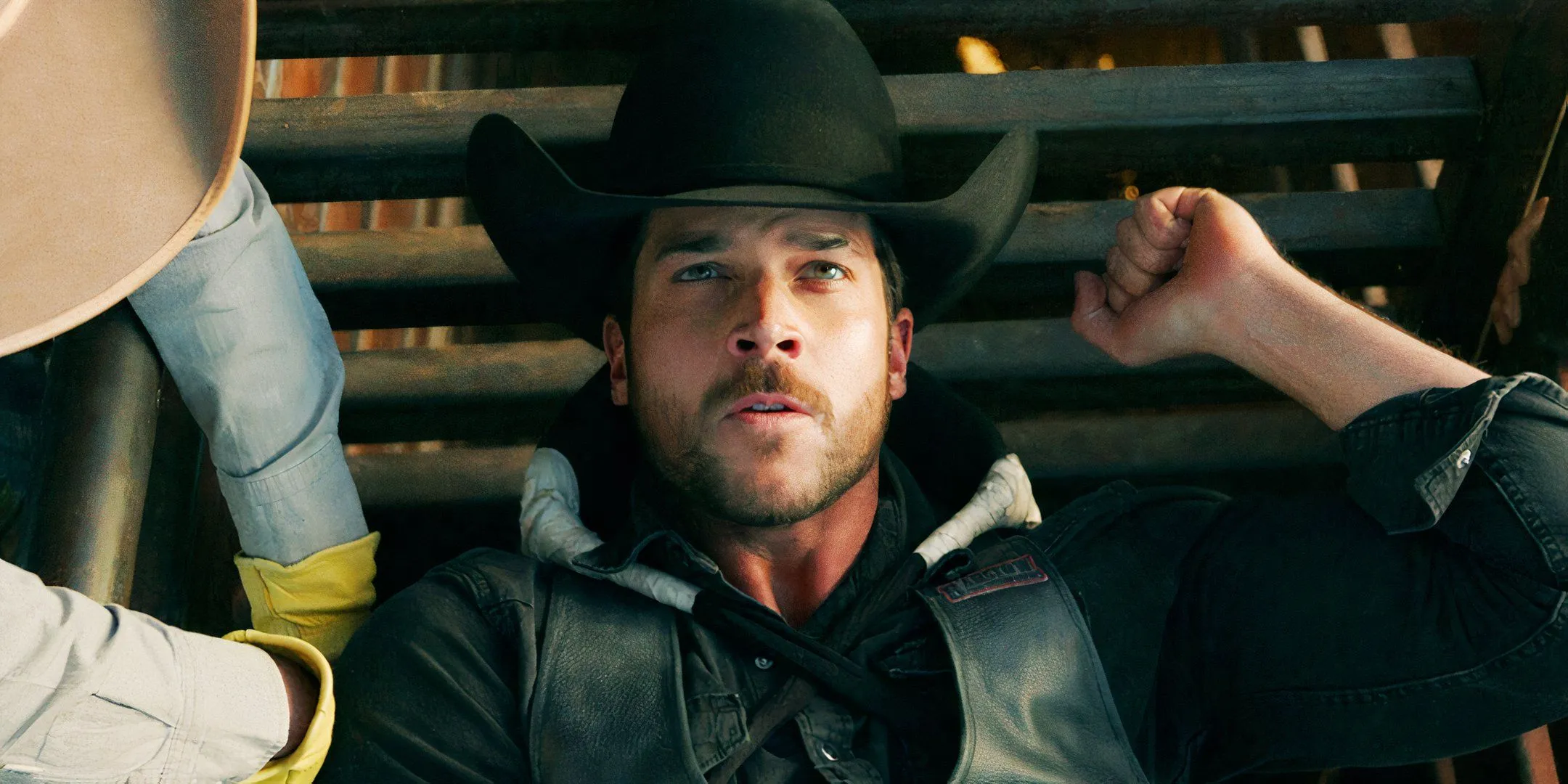 Jack Schumacher nei panni di Yancy Grey si prepara per un rodeo Jack Schumacher nei panni di Yancy Grey si prepara per un rodeo