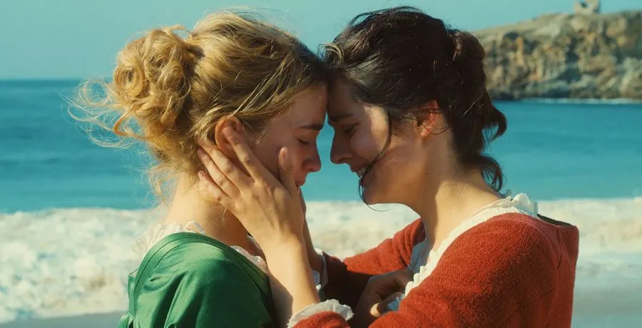 Marianne and Héloïse kiss in Portrait of a Lady on Fire