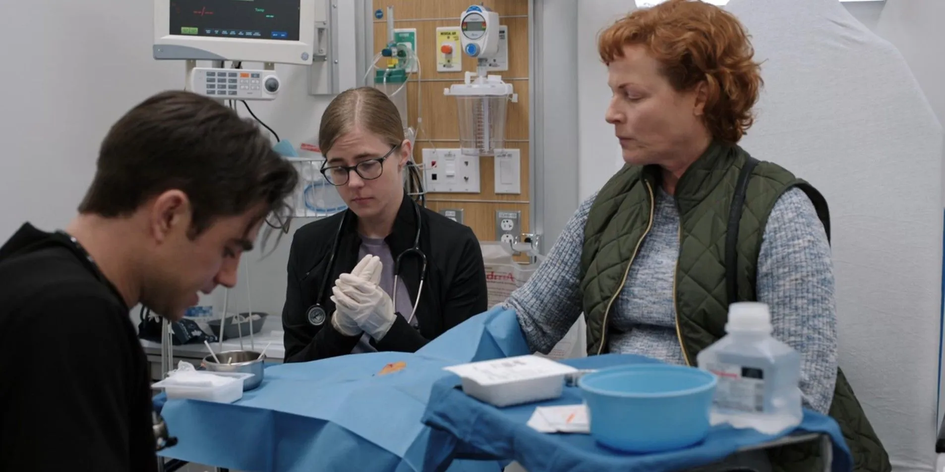 Dr. Langdon and Dr. King treating the anti-mask patient in The Pitt season 1, episode 9