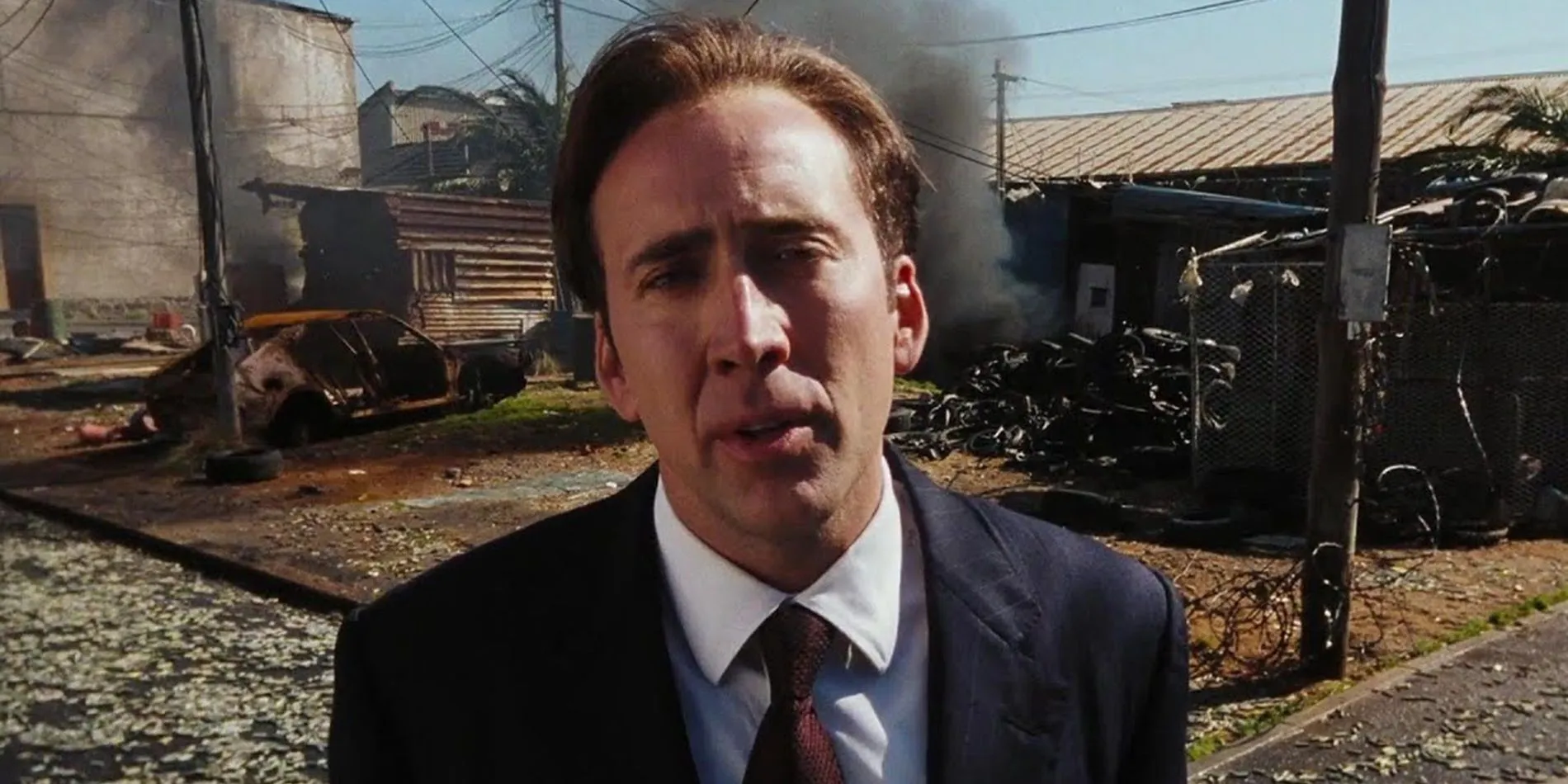 Nicolas Cage steht in einem Kriegsgebiet in Lord of War