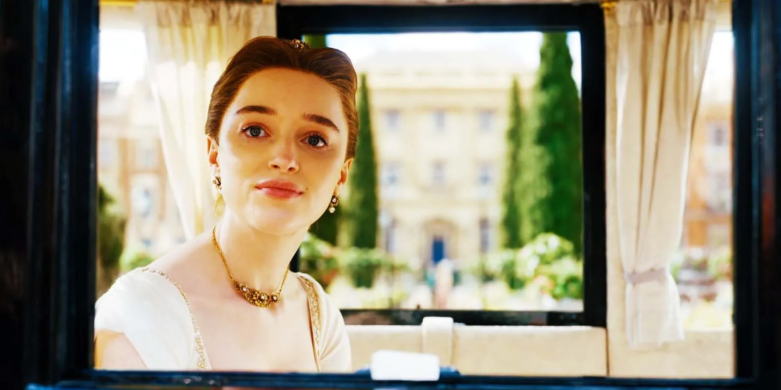 Phoebe Dynevor as Daphne Phoebe Dynevor as Daphne