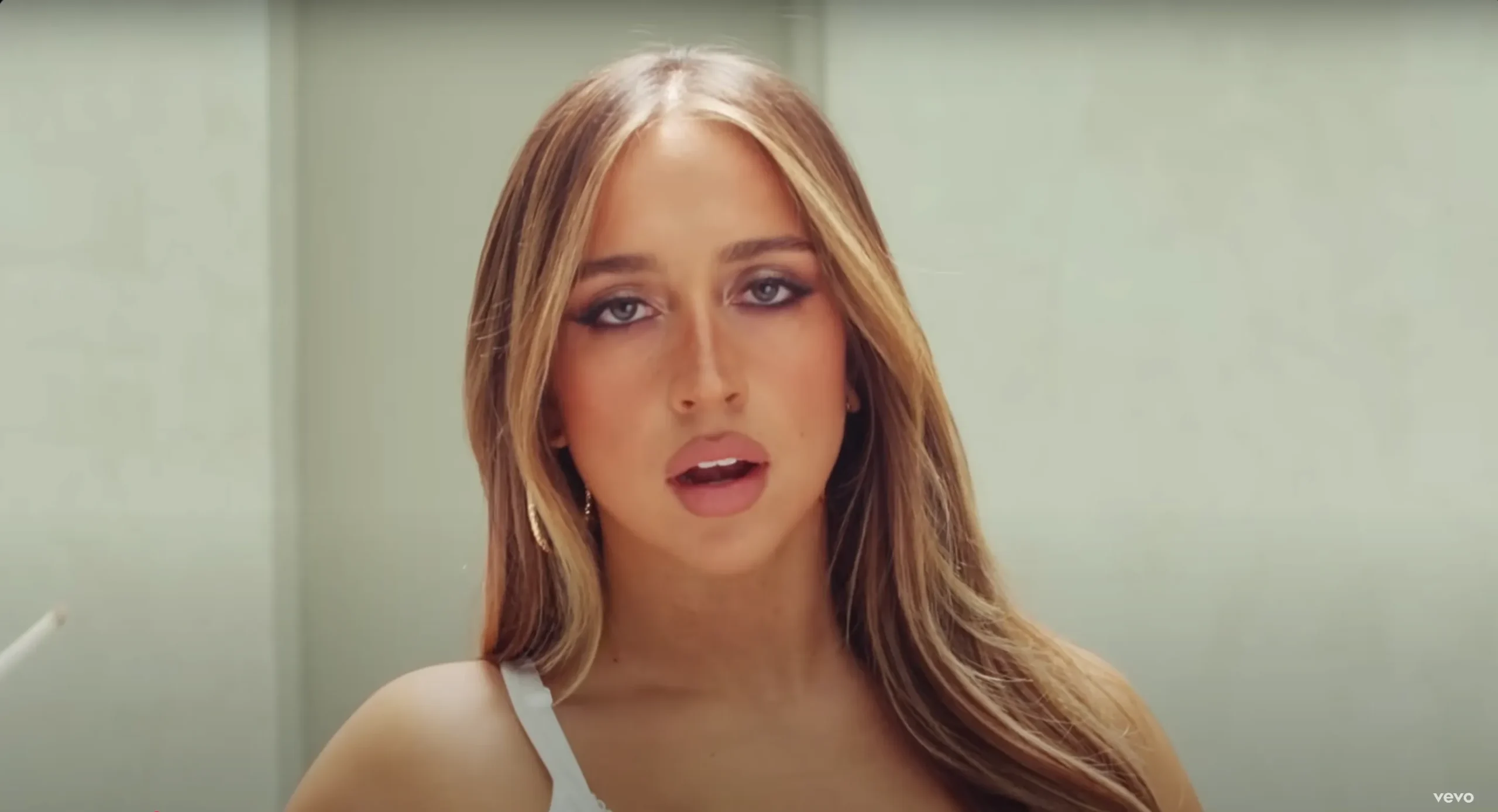 Tate McRae close up in the Revolving Door music video Tate McRae close up in the Revolving Door music video