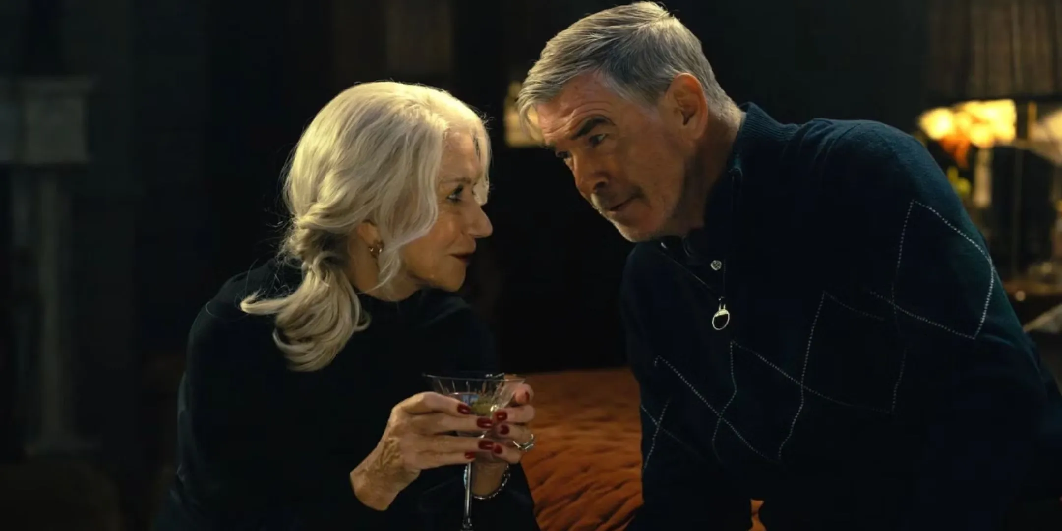 MobLand에서 대화하는 Maeve Harrigan 역의 Helen Mirren과 Conrad Harrigan 역의 Pierce Brosnan MobLand에서 대화하는 Maeve Harrigan 역의 Helen Mirren과 Conrad Harrigan 역의 Pierce Brosnan