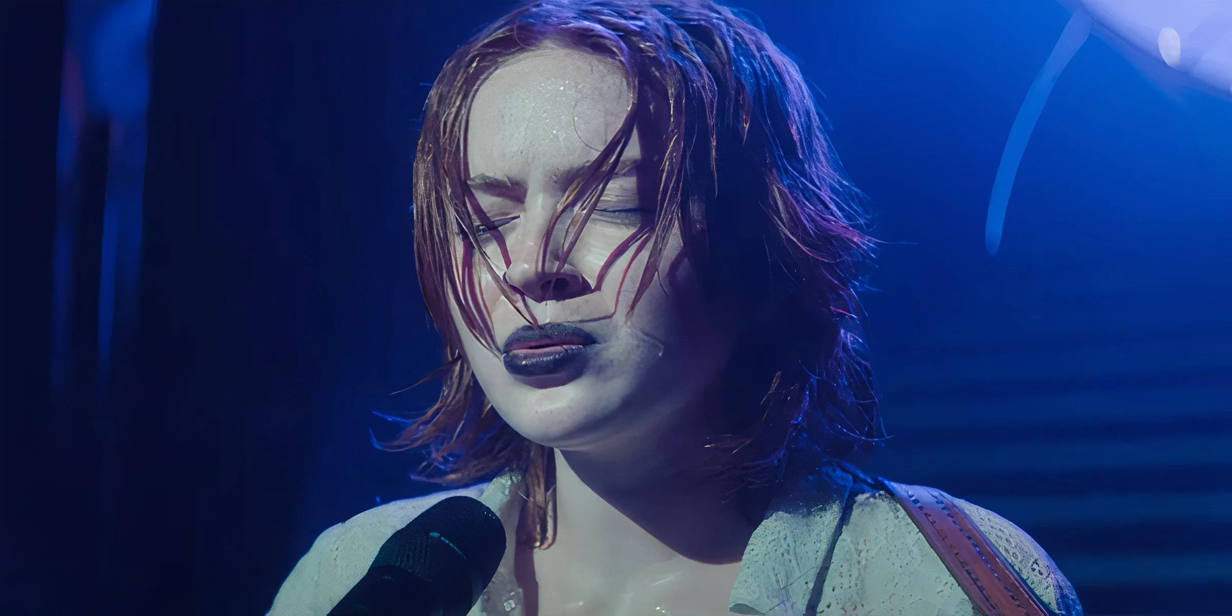 Sadie Sink performing