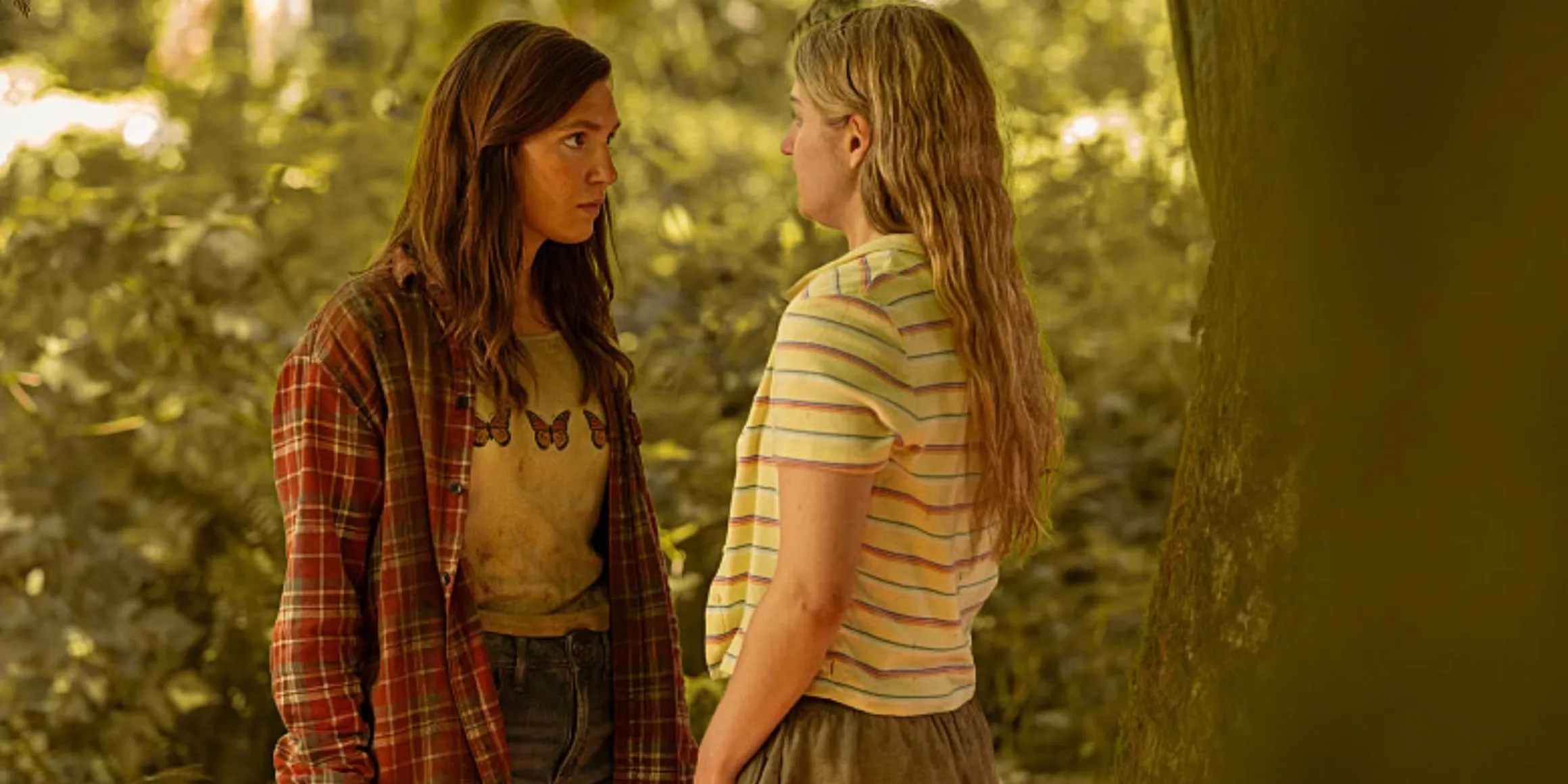 Melissa talks to Shauna in Yellowjackets