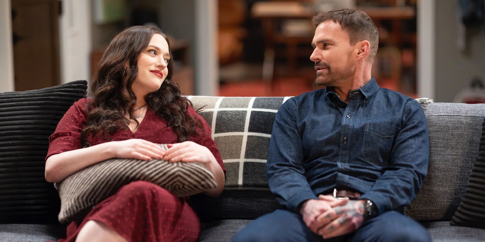 Riley (Kat Dennings) and Gabriel/Gabe (Seann William Scott) share a moment on the couch in Shifting Gears season 1, episode 10.