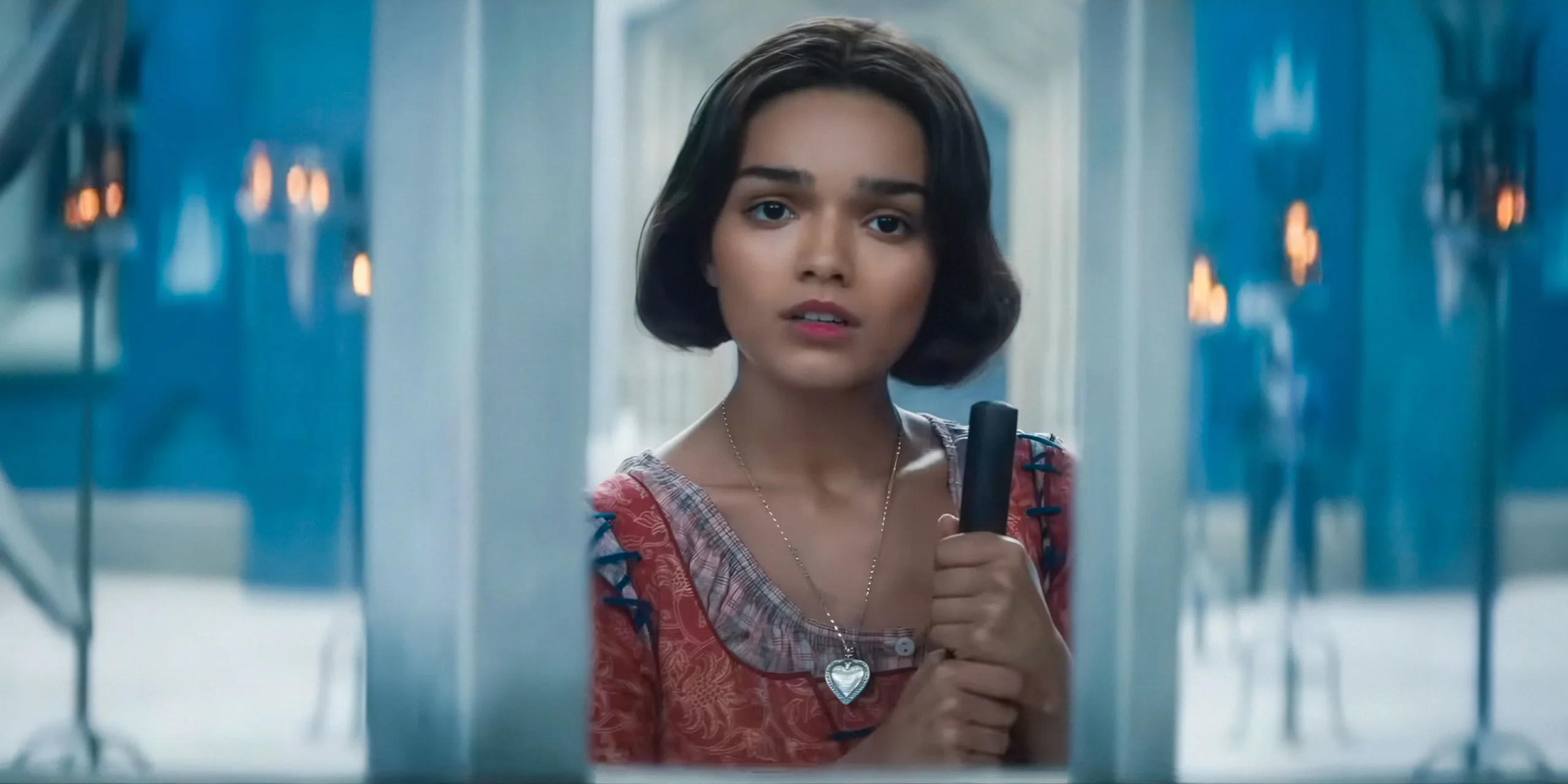 Rachel Zegler as Snow White looks into a mirror in Snow White 2025 Rachel Zegler as Snow White looks into a mirror in Snow White 2025