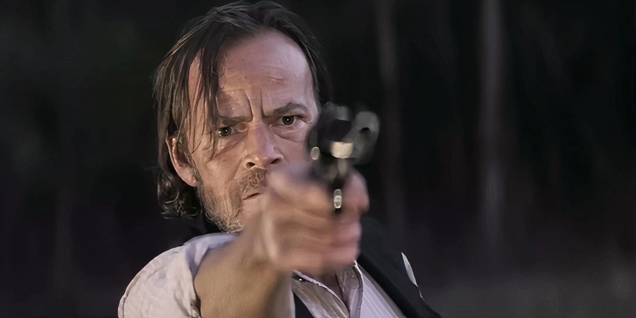 Stephen Dorff's Thomas aiming a gun at the camera in Gunslingers