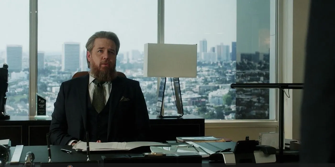 Suits LA 에피소드 5에서 그의 책상 옆에 ​​있는 Stuart Lane