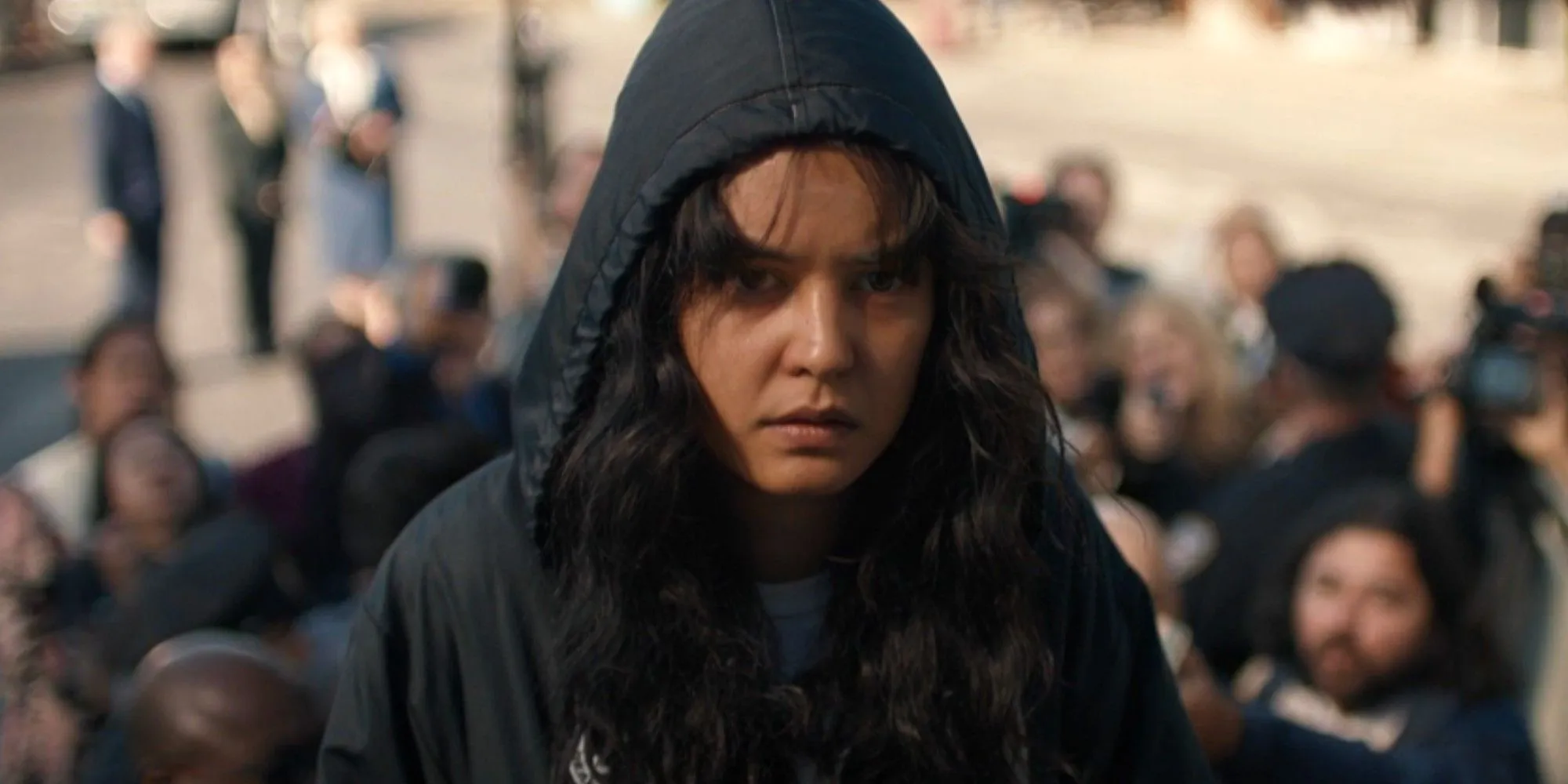 Teen Lottie wearing a hood getting onto a plane after being rescued in Yellowjackets season 2 episode 1 Teen Lottie wearing a hood getting onto a plane after being rescued in Yellowjackets season 2 episode 1