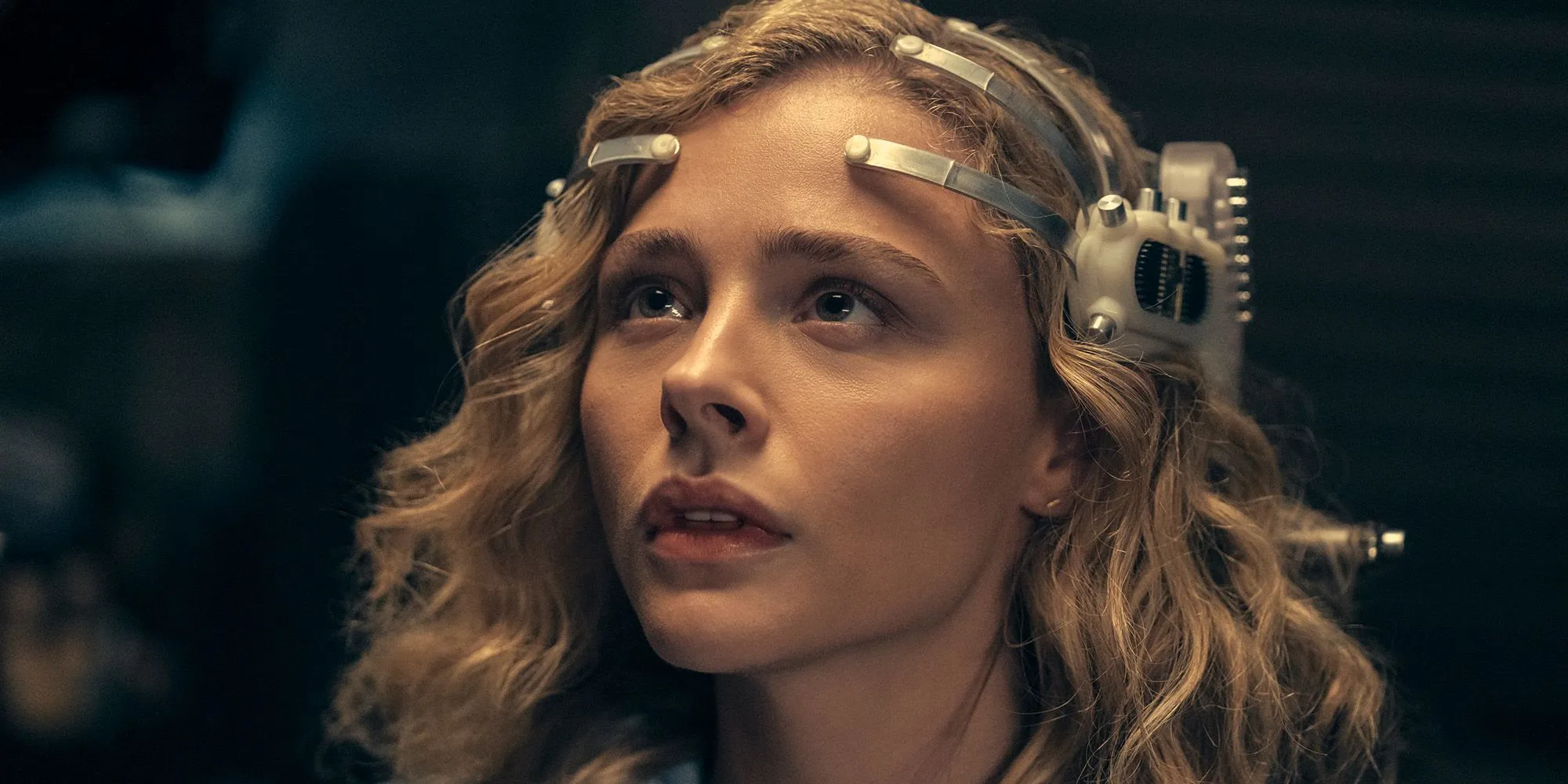 Chloe Grace Moretz looking up in The Peripheral
