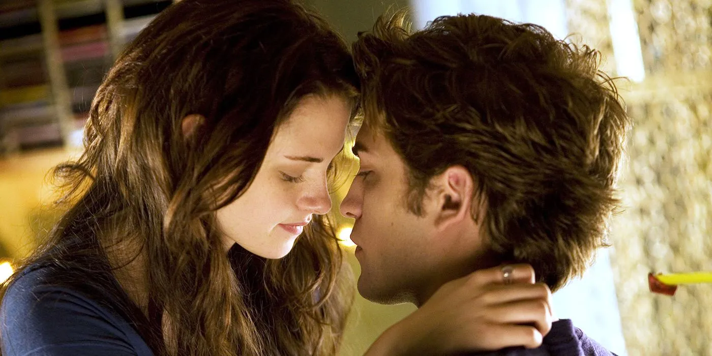 Bella Swan (Kristen Stewart) and Edward Cullen (Robert Pattinson) share their first kiss in Twilight Bella Swan (Kristen Stewart) and Edward Cullen (Robert Pattinson) share their first kiss in Twilight